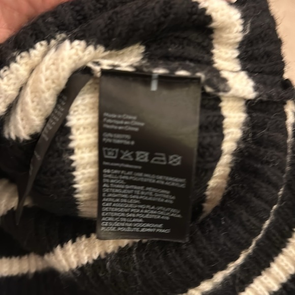 H&M Black/White Zippered Neck Tunic Sweater w/Side Slits…Excellent Condition - Picture 4 of 8